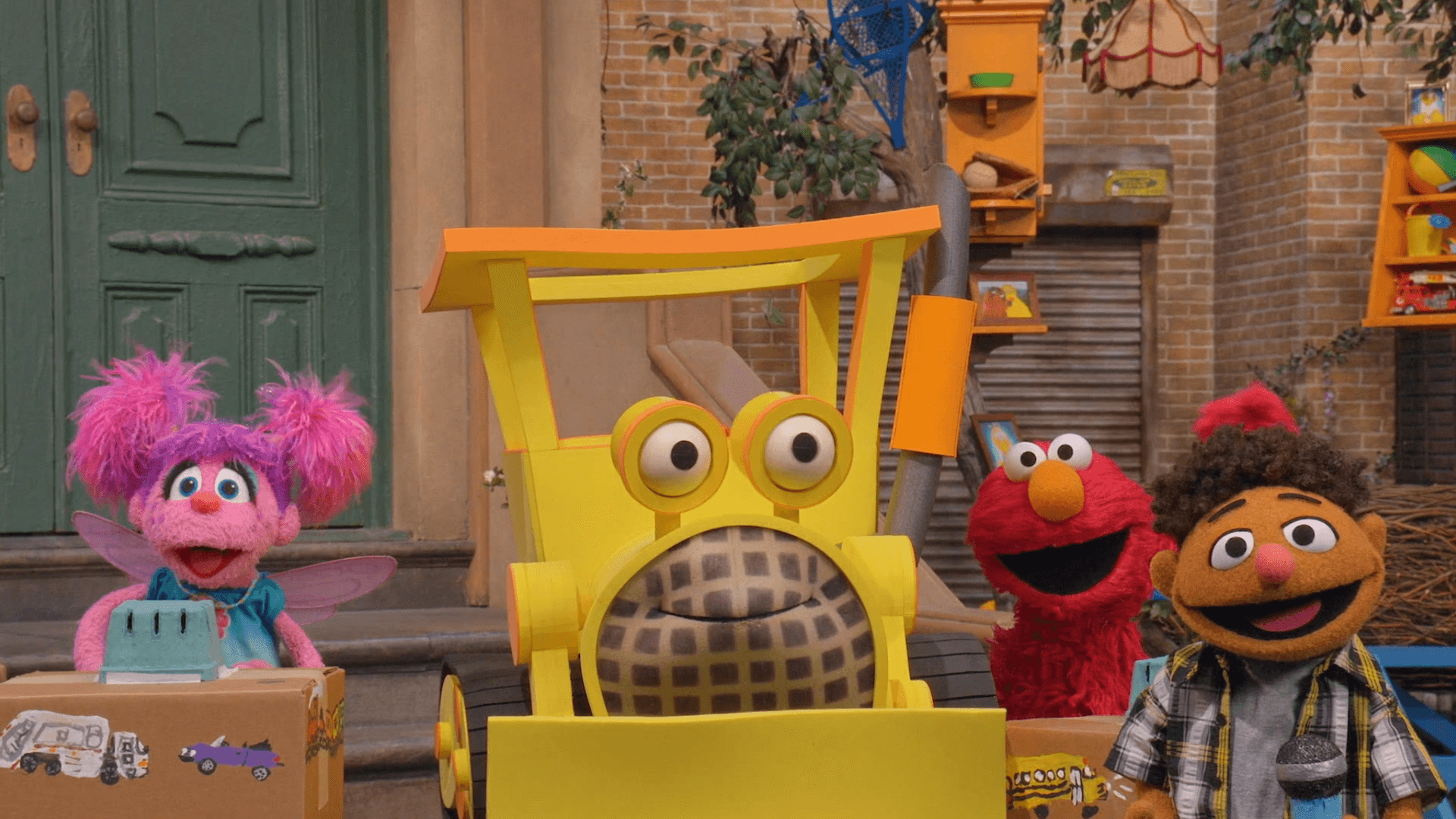 Elmo, Charlie, and Rosita help Alan make food deliveries.