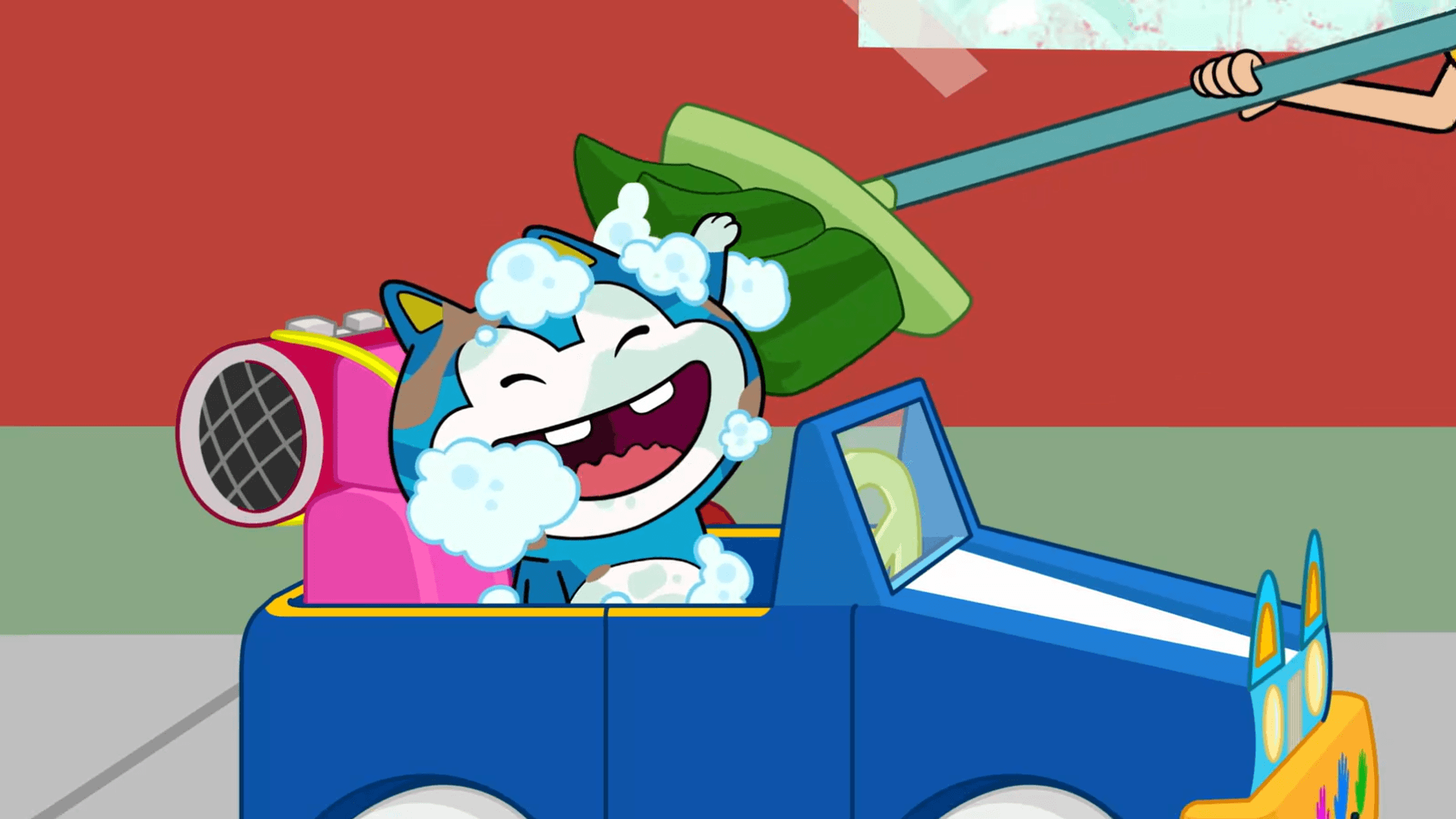 Lyla and Luke clean Stu without a bath. / Lyla and Ale protect the callaloo plants.