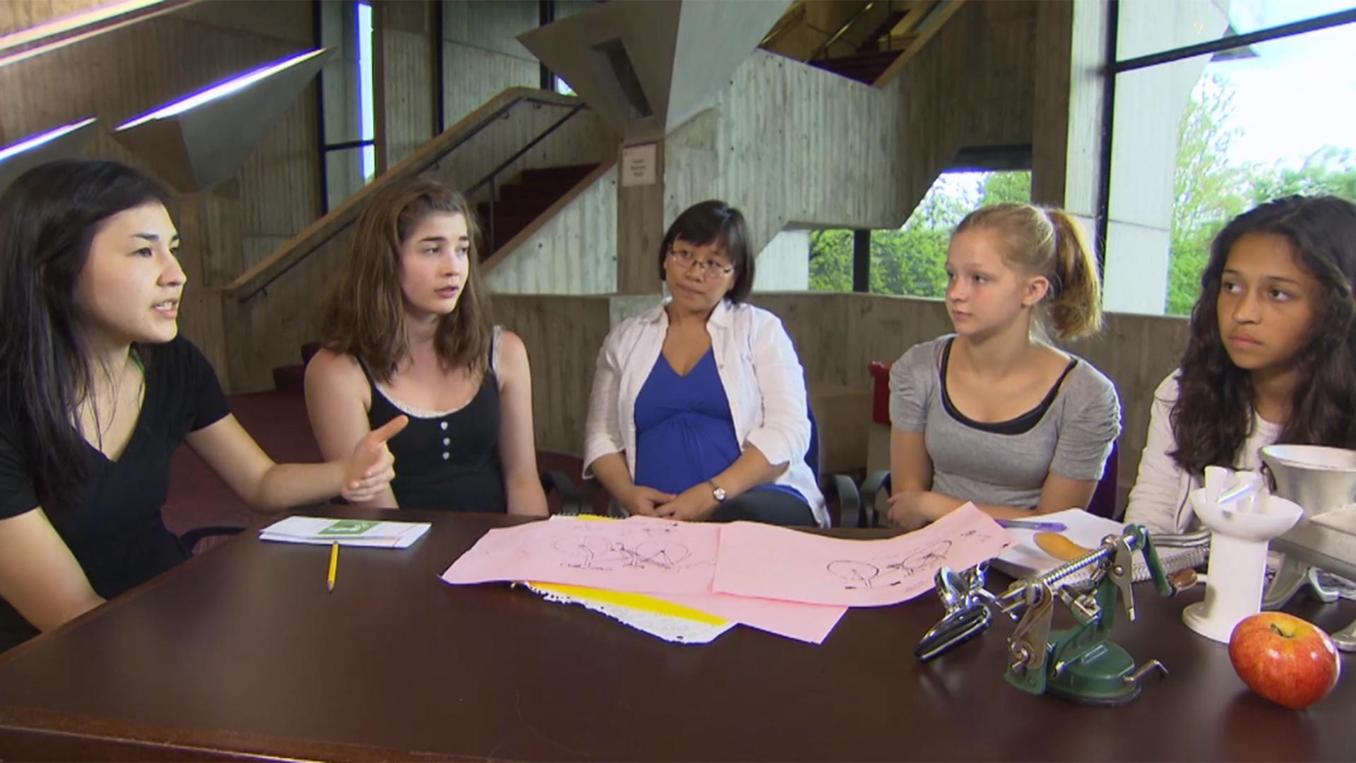 Angela, Olivia, Margaret y Rebecca se ponen caretas para soldar y aceleran sus herramienta